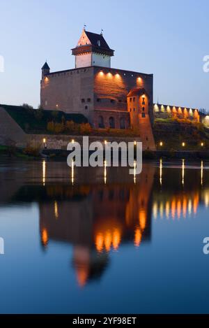 Die mittelalterliche Burg Herman über dem Fluss Narva in der Oktoberdämmerung. Estland Stockfoto