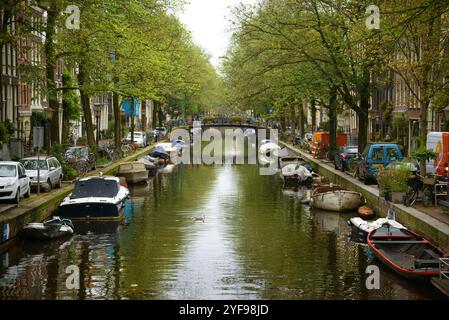 AMSTERDAM, NIEDERLANDE - 30. SEPTEMBER 2017: Stadtkanal an einem bewölkten Herbsttag Stockfoto