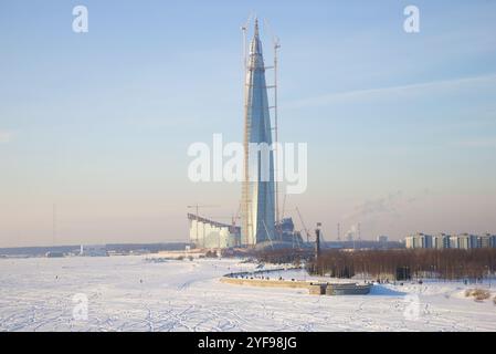 SANKT PETERSBURG, RUSSLAND - 08. FEBRUAR 2018: Blick auf den Bau des Hochhauses 'Lakhta Center' an einem Wintertag Stockfoto