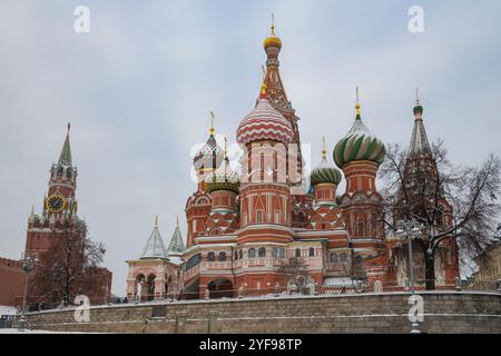 Die alte Kathedrale von St. Basilius dem Seligen (Fürsprache der Heiligen Jungfrau) an einem bewölkten Januartag. Moskau, Russland Stockfoto