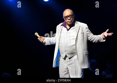 Montreux, Schweiz. November 2024. Dateifoto - Quincy jones auf der Bühne beim Montreux Jazz Festival in Montreux, Schweiz am 4. Juli 2011. Quincy Jones, Musikerin und Produzentin, die mit Michael Jackson, Frank Sinatra und vielen anderen zusammenarbeitete, stirbt im Alter von 91 Jahren. Foto: Loona/ABACAPRESS. COM Credit: Abaca Press/Alamy Live News Stockfoto