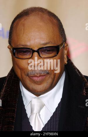 Dateifoto - Quincy Jones kommt am Sonntag, 28. März 2004, im Apollo Theatre zum 70. Jahrestag in New York an. (Im Bild: Quincy Jones). Quincy Jones, Musikerin und Produzentin, die mit Michael Jackson, Frank Sinatra und vielen anderen zusammenarbeitete, stirbt im Alter von 91 Jahren. Foto: Nicolas Khayat/ABACA. Quelle: Abaca Press/Alamy Live News Stockfoto