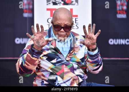 Los Angeles, Usa. November 2024. Dateifoto - Plattenproduzent Quincy Jones nimmt am 27. November 2018 im TCL Chinese Theatre IMAX in Los Angeles, KALIFORNIEN, USA, an seiner Hand- und Fußabdruckzeremonie Teil. Quincy Jones, Musikerin und Produzentin, die mit Michael Jackson, Frank Sinatra und vielen anderen zusammenarbeitete, stirbt im Alter von 91 Jahren. Foto: Lionel Hahn/ABACAPRESS. COM Credit: Abaca Press/Alamy Live News Stockfoto