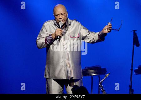 Montreux, Schweiz. November 2024. Dateifoto - Quincy Jones tritt während des Montreux Jazz Festivals am 16. Juli 2014 in Montreux auf. Quincy Jones, Musikerin und Produzentin, die mit Michael Jackson, Frank Sinatra und vielen anderen zusammenarbeitete, stirbt im Alter von 91 Jahren. Foto: Jean Guy Python/ABACAPRESS. COM Credit: Abaca Press/Alamy Live News Stockfoto