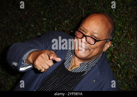 Los Angeles, Usa. November 2024. Dateifoto - Quincy Jones nimmt an der Weltpremiere des Videos My Valentine in der Stella McCartney Boutique in Los Angeles, CA, USA, am 13. April 2012 Teil. Quincy Jones, Musikerin und Produzentin, die mit Michael Jackson, Frank Sinatra und vielen anderen zusammenarbeitete, stirbt im Alter von 91 Jahren. Foto: Lionel Hahn/ABACAPRESS. COM Credit: Abaca Press/Alamy Live News Stockfoto