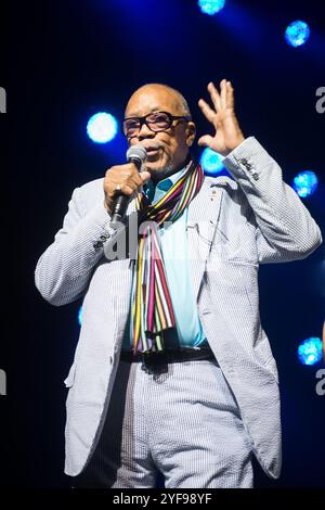 Montreux, Schweiz. November 2024. Dateifoto – Quincy Jones tritt live auf der Bühne des Montreux Jazz Festivals in Montreux, Schweiz, am 9. Juli 2015 auf. Quincy Jones, Musikerin und Produzentin, die mit Michael Jackson, Frank Sinatra und vielen anderen zusammenarbeitete, stirbt im Alter von 91 Jahren. Foto: Loona/ABACAPRESS. COM Credit: Abaca Press/Alamy Live News Stockfoto