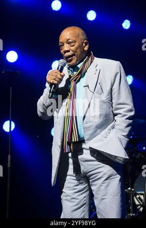 Montreux, Schweiz. November 2024. Dateifoto – Quincy Jones tritt live auf der Bühne des Montreux Jazz Festivals in Montreux, Schweiz, am 9. Juli 2015 auf. Quincy Jones, Musikerin und Produzentin, die mit Michael Jackson, Frank Sinatra und vielen anderen zusammenarbeitete, stirbt im Alter von 91 Jahren. Foto: Loona/ABACAPRESS. COM Credit: Abaca Press/Alamy Live News Stockfoto