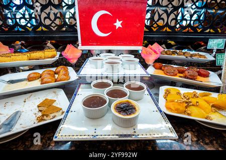 In einem luxuriösen türkischen Hotel werden verschiedene Süßigkeiten präsentiert, die die reichen und köstlichen Aromen traditioneller türkischer Desserts zeigen Stockfoto