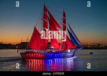 ST. PETERSBURG, RUSSLAND - 15. JULI 2024: Die Brig 'Russia' mit Segeln auf dem Nachtfluss Neva. Probe der Feiertage 'Scarlet Sails-2024' Stockfoto