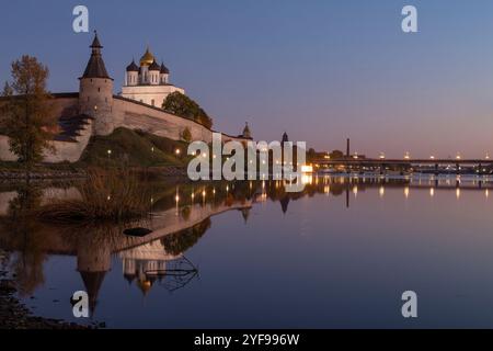 Oktoberdämmerung auf dem Fluss Velikaya. Pskov, Russland Stockfoto