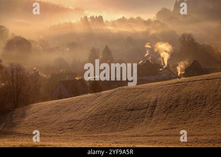 Herbstmorgen im Siegerland. Nach einer kalten Nacht liegt Nebel ueber dem Ort Siegen-Oberschelden. Die Sonne ist aufgegangen und beleuchtet im Gegenlicht den Ort und Nebel. Herbst im Siegerland am 04.11.2024 in Siegen/Deutschland. *** Herbstmorgen in Siegerland nach einer kalten Nacht liegt Nebel über dem Dorf Siegen Oberschelden die Sonne ist aufgegangen und erhellt das Dorf im Hintergrund und Nebelherbst in Siegerland am 04 11 2024 in Siegen Deutschland Stockfoto