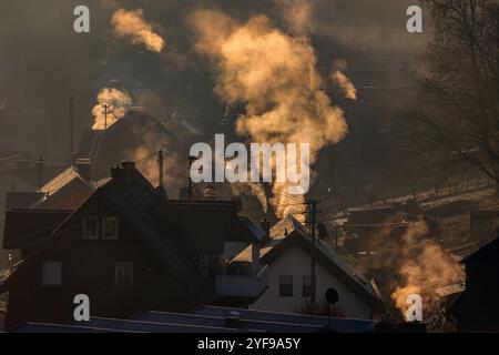 Herbstmorgen im Siegerland. Nach einer kalten Nacht liegt Nebel ueber dem Ort Siegen-Oberschelden. Die Sonne ist aufgegangen und beleuchtet im Gegenlicht den Ort und Nebel. Herbst im Siegerland am 04.11.2024 in Siegen/Deutschland. *** Herbstmorgen in Siegerland nach einer kalten Nacht liegt Nebel über dem Dorf Siegen Oberschelden die Sonne ist aufgegangen und erhellt das Dorf im Hintergrund und Nebelherbst in Siegerland am 04 11 2024 in Siegen Deutschland Stockfoto