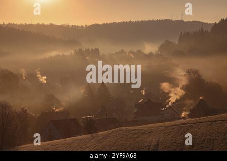 Herbstmorgen im Siegerland. Nach einer kalten Nacht liegt Nebel ueber dem Ort Siegen-Oberschelden. Die Sonne ist aufgegangen und beleuchtet im Gegenlicht den Ort und Nebel. Herbst im Siegerland am 04.11.2024 in Siegen/Deutschland. *** Herbstmorgen in Siegerland nach einer kalten Nacht liegt Nebel über dem Dorf Siegen Oberschelden die Sonne ist aufgegangen und erhellt das Dorf im Hintergrund und Nebelherbst in Siegerland am 04 11 2024 in Siegen Deutschland Stockfoto