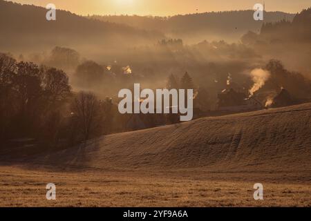 Herbstmorgen im Siegerland. Nach einer kalten Nacht liegt Nebel ueber dem Ort Siegen-Oberschelden. Die Sonne ist aufgegangen und beleuchtet im Gegenlicht den Ort und Nebel. Herbst im Siegerland am 04.11.2024 in Siegen/Deutschland. *** Herbstmorgen in Siegerland nach einer kalten Nacht liegt Nebel über dem Dorf Siegen Oberschelden die Sonne ist aufgegangen und erhellt das Dorf im Hintergrund und Nebelherbst in Siegerland am 04 11 2024 in Siegen Deutschland Stockfoto