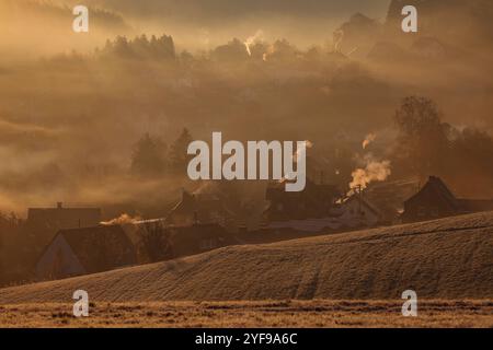 Herbstmorgen im Siegerland. Nach einer kalten Nacht liegt Nebel ueber dem Ort Siegen-Oberschelden. Die Sonne ist aufgegangen und beleuchtet im Gegenlicht den Ort und Nebel. Herbst im Siegerland am 04.11.2024 in Siegen/Deutschland. *** Herbstmorgen in Siegerland nach einer kalten Nacht liegt Nebel über dem Dorf Siegen Oberschelden die Sonne ist aufgegangen und erhellt das Dorf im Hintergrund und Nebelherbst in Siegerland am 04 11 2024 in Siegen Deutschland Stockfoto