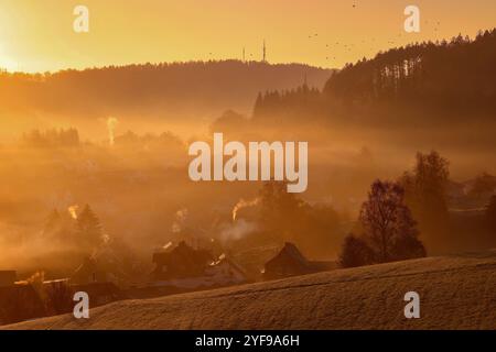 Herbstmorgen im Siegerland. Nach einer kalten Nacht liegt Nebel ueber dem Ort Siegen-Oberschelden. Die Sonne ist aufgegangen und beleuchtet im Gegenlicht den Ort und Nebel. Herbst im Siegerland am 04.11.2024 in Siegen/Deutschland. *** Herbstmorgen in Siegerland nach einer kalten Nacht liegt Nebel über dem Dorf Siegen Oberschelden die Sonne ist aufgegangen und erhellt das Dorf im Hintergrund und Nebelherbst in Siegerland am 04 11 2024 in Siegen Deutschland Stockfoto