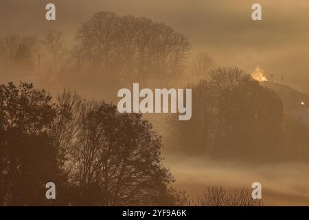 Herbstmorgen im Siegerland. Nach einer kalten Nacht liegt Nebel ueber dem Ort Siegen-Oberschelden. Die Sonne ist aufgegangen und beleuchtet im Gegenlicht den Ort und Nebel. Herbst im Siegerland am 04.11.2024 in Siegen/Deutschland. *** Herbstmorgen in Siegerland nach einer kalten Nacht liegt Nebel über dem Dorf Siegen Oberschelden die Sonne ist aufgegangen und erhellt das Dorf im Hintergrund und Nebelherbst in Siegerland am 04 11 2024 in Siegen Deutschland Stockfoto