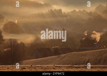 Herbstmorgen im Siegerland. Nach einer kalten Nacht liegt Nebel ueber dem Ort Siegen-Oberschelden. Die Sonne ist aufgegangen und beleuchtet im Gegenlicht den Ort und Nebel. Herbst im Siegerland am 04.11.2024 in Siegen/Deutschland. *** Herbstmorgen in Siegerland nach einer kalten Nacht liegt Nebel über dem Dorf Siegen Oberschelden die Sonne ist aufgegangen und erhellt das Dorf im Hintergrund und Nebelherbst in Siegerland am 04 11 2024 in Siegen Deutschland Stockfoto