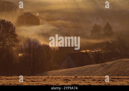 Herbstmorgen im Siegerland. Nach einer kalten Nacht liegt Nebel ueber dem Ort Siegen-Oberschelden. Die Sonne ist aufgegangen und beleuchtet im Gegenlicht den Ort und Nebel. Herbst im Siegerland am 04.11.2024 in Siegen/Deutschland. *** Herbstmorgen in Siegerland nach einer kalten Nacht liegt Nebel über dem Dorf Siegen Oberschelden die Sonne ist aufgegangen und erhellt das Dorf im Hintergrund und Nebelherbst in Siegerland am 04 11 2024 in Siegen Deutschland Stockfoto