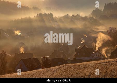 Herbstmorgen im Siegerland. Nach einer kalten Nacht liegt Nebel ueber dem Ort Siegen-Oberschelden. Die Sonne ist aufgegangen und beleuchtet im Gegenlicht den Ort und Nebel. Herbst im Siegerland am 04.11.2024 in Siegen/Deutschland. *** Herbstmorgen in Siegerland nach einer kalten Nacht liegt Nebel über dem Dorf Siegen Oberschelden die Sonne ist aufgegangen und erhellt das Dorf im Hintergrund und Nebelherbst in Siegerland am 04 11 2024 in Siegen Deutschland Stockfoto