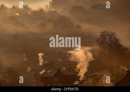 Herbstmorgen im Siegerland. Nach einer kalten Nacht liegt Nebel ueber dem Ort Siegen-Oberschelden. Die Sonne ist aufgegangen und beleuchtet im Gegenlicht den Ort und Nebel. Herbst im Siegerland am 04.11.2024 in Siegen/Deutschland. *** Herbstmorgen in Siegerland nach einer kalten Nacht liegt Nebel über dem Dorf Siegen Oberschelden die Sonne ist aufgegangen und erhellt das Dorf im Hintergrund und Nebelherbst in Siegerland am 04 11 2024 in Siegen Deutschland Stockfoto