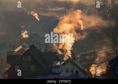 Herbstmorgen im Siegerland. Nach einer kalten Nacht liegt Nebel ueber dem Ort Siegen-Oberschelden. Die Sonne ist aufgegangen und beleuchtet im Gegenlicht den Ort und Nebel. Herbst im Siegerland am 04.11.2024 in Siegen/Deutschland. *** Herbstmorgen in Siegerland nach einer kalten Nacht liegt Nebel über dem Dorf Siegen Oberschelden die Sonne ist aufgegangen und erhellt das Dorf im Hintergrund und Nebelherbst in Siegerland am 04 11 2024 in Siegen Deutschland Stockfoto