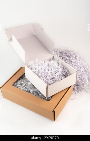 Konfetti-Geschenkbox-Füllstoff in der Schachtel auf weißem Hintergrund Stockfoto