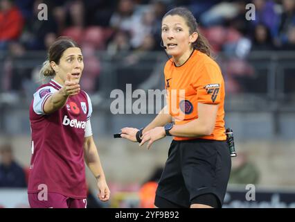 London, Großbritannien. November 2024. LONDON, ENGLAND – L-R Katrina Gorry von West Ham United WFC hat am 3. November 2024 im Gaughan Group Stadium, Brisbane Road, Leyton, London, England, die Schiedsrichterin Melissa Burgin beim Barclays FA Women's Super League Fußball Spiel zwischen Tottenham Hotspur Women und West Ham United Women. Quelle: Action Foto Sport/Alamy Live News Stockfoto