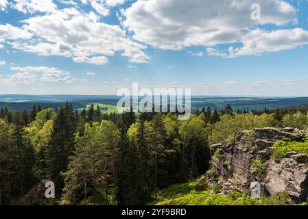 Blick vom Vysoky kamen Hügel im westlichsten Teil der Krusne hory Berge in Tschechien nahe der Grenze zu Sachsen während des schönen Frühlingstages Stockfoto