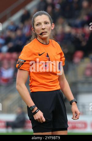 London, Großbritannien. November 2024. LONDON, ENGLAND - Schiedsrichterin Melissa Burgin beim Barclays FA Women's Super League Fußballspiel zwischen Tottenham Hotspur Women und West Ham United Women im Gaughan Group Stadium, Brisbane Road, Leyton am 3. November 2024 in London, England. Quelle: Action Foto Sport/Alamy Live News Stockfoto