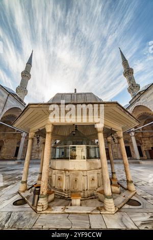 Brunnen im Innenhof der Sehzade Moschee in Istanbul, Türkei Stockfoto