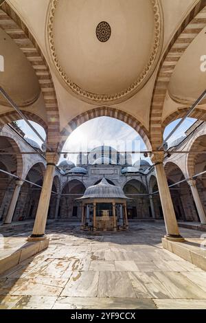 Brunnen im Innenhof der Sehzade Moschee in Istanbul, Türkei Stockfoto