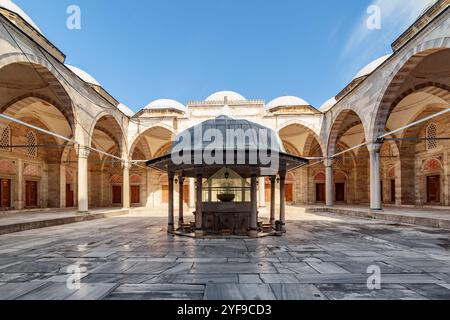 Brunnen im Innenhof der Sehzade Moschee in Istanbul, Türkei Stockfoto