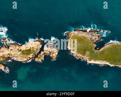 Luftaufnahme der Insel Baleal naer Peniche am Ufer des Ozeans an der Westküste Portugals. Baleal Portugal mit unglaublichem Strand und Surfern Stockfoto