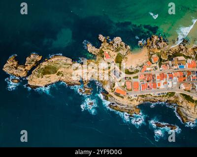 Luftaufnahme der Insel Baleal naer Peniche am Ufer des Ozeans an der Westküste Portugals. Baleal Portugal mit unglaublichem Strand und Surfern Stockfoto