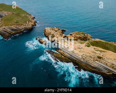 Luftaufnahme der Insel Baleal naer Peniche am Ufer des Ozeans an der Westküste Portugals. Baleal Portugal mit unglaublichem Strand und Surfern Stockfoto