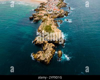 Luftaufnahme der Insel Baleal naer Peniche am Ufer des Ozeans an der Westküste Portugals. Baleal Portugal mit unglaublichem Strand und Surfern Stockfoto