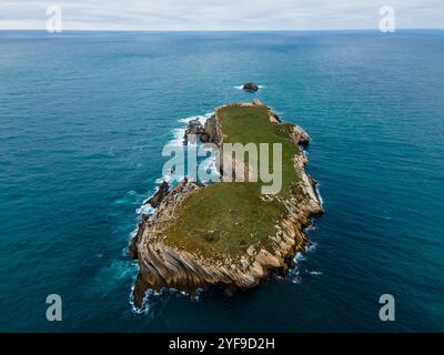 Luftaufnahme der Insel Baleal naer Peniche am Ufer des Ozeans an der Westküste Portugals. Baleal Portugal mit unglaublichem Strand und Surfern Stockfoto