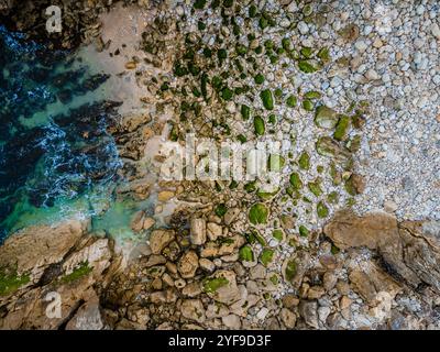 Luftaufnahme der Insel Baleal naer Peniche am Ufer des Ozeans an der Westküste Portugals. Baleal Portugal mit unglaublichem Strand und Surfern Stockfoto