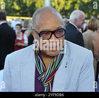 München, Deutschland. Juli 2015. Quincy Jones, US-amerikanische Jazztrompeterin und Musikproduzentin, steht beim Sommerempfang des Bayerischen Landtags im Schloss Schleißheim. Quincy Jones ist tot. Jones starb am Sonntagabend (Ortszeit 03.11.2024) in seinem Haus in Bel Air in Los Angeles, umgeben von seiner Familie, wie sein Sprecher mitteilte. Ursula Düren/dpa/Alamy Live News Stockfoto