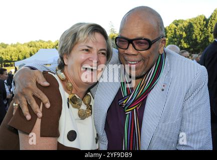 München, Deutschland. Juli 2015. Prinzessin Gloria von Thurn und Taxis und Quincy Jones, US-amerikanische Jazztrompeterin und Musikproduzentin, lachen beim Sommerempfang des Bayerischen Landtags im Schloss Schleißheim bei München. Quincy Jones ist tot. Jones starb am Sonntagabend (Ortszeit 03.11.2024) in seinem Haus in Bel Air in Los Angeles, umgeben von seiner Familie, wie sein Sprecher mitteilte. Ursula Düren/dpa/Alamy Live News Stockfoto