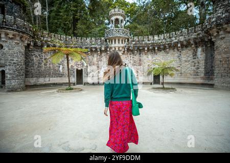 Wunderschöne Frau im Naturpark Sintra-Cascais, Sintra (Region Lissabon), Portugal Stockfoto