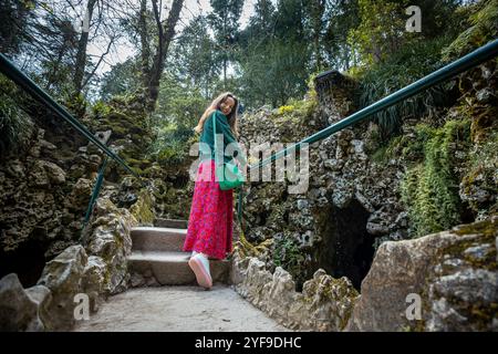 Wunderschöne Frau im Naturpark Sintra-Cascais, Sintra (Region Lissabon), Portugal Stockfoto