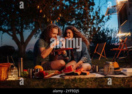 Ein Paar, das ein romantisches Picknick während eines Campingausflugs in der Natur macht. Karawanenreisen für Jugendliche. Stockfoto
