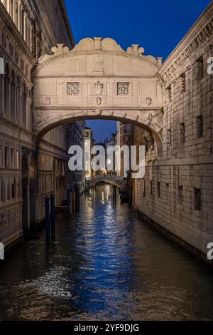 Seufzerbrücke in der Stadt Venedig bei Nacht in Italien. Historisches Wahrzeichen aus dem Jahr 1603 über dem Rio di Palazzo Kanal. Stockfoto