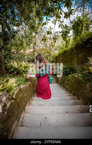 Wunderschöne Frau im Naturpark Sintra-Cascais, Sintra (Region Lissabon), Portugal Stockfoto