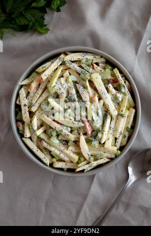 Hausgemachter Herbstsalat mit Apfelschwert in einer Schüssel, Blick von oben. Flache Lage, über Kopf, von oben. Stockfoto