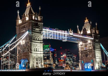 Nahaufnahme der London Tower Bridge bei Nacht. Eine der berühmtesten Brücken und Wahrzeichen Londons. Stockfoto