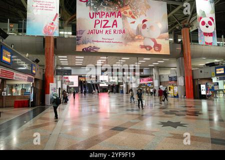 KUALA LUMPUR, MALAYSIA - 6. MÄRZ 2023: Innenaufnahme der Kuala Lumpur Sentral Station. Stockfoto