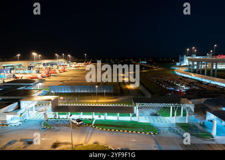 KUALA LUMPUR, MALAYSIA - 6. MÄRZ 2023: Flugzeuge auf Asphalt am Kuala Lumpur International Airport. Stockfoto